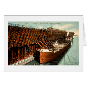 Minerai de chargement dans le port