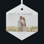 Mini joyeux et marié en céramique ornement<br><div class="desc">Ce décor photo de vacances simple et moderne présente le texte joyeux et marié dans une couleur bleu marine foncé. Personnalisez en ajoutant une photo, le nom du couple et la date du mariage ! C'est un cadeau de Noël parfait pour les jeunes mariés de votre vie. Pour plus de...</div>