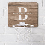 Mini-panier De Basket Maison de ferme rustique sur mesure Nom de famille<br><div class="desc">Ce petit panier de basket moderne et rustique présente votre monogramme de famille et votre nom sur une toile de fond en bois brun faux dans un design rétro de typographie Cool. Customisez avec votre nom de famille et votre initiale et faites de ce jeu d'été unique jeu pour la...</div>