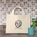 Mini Tote Bag Couleur personnalisée du nom de monogramme élégant<br><div class="desc">Sac fourre-tout élégant et élégant personnalisé avec un monogramme décoratif ou initial dans votre choix de couleurs et le style de police pour le nom. MODIFICATIONS : Modifiez la couleur de l'arrière - plan, choisissez un arrière - plan graphique de style ou modifiez le style, la couleur, la taille et...</div>
