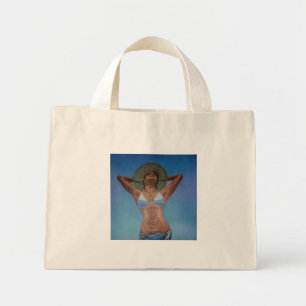Mini Tote Bag Femme Portant Casquette Et Sarong Profitant De L'É