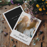Minimale Serez-Vous Ma Carte De Proposition De Ser<br><div class="desc">Magnifique carte de proposition de demoiselle d'honneur minimale avec photo et typographie calligraphique moderne. Vous pouvez facilement modifier n'importe quel morceau de texte et remplacer la photo. Si vous souhaitez modifier des polices,  des couleurs ou tout autre élément de conception,  cliquez sur "Customiser plus loin".</div>