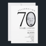 Minimaliste avec Photo 70th Birthday Invitation<br><div class="desc">Célébrez une belle étape avec cette élégante et moderne invitation minimaliste 70ème anniversaire, personnalisez avec photo en nombre dans belle typographie. Conçue pour un être cher, cette invitation donne le ton d'un événement joyeux et mémorable. Créez un événement d'anniversaire mémorable avec un design aussi élégant et intemporel que la célébration...</div>