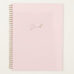 Minimaliste moderne rose pâle | Nom du script Gold<br><div class="desc">Le gestionnaire de noms de script or rose et élégant est luxueux et chic. Ce magnifique planificateur de nom de calligraphie dorée est parfait pour ceux qui apprécient les choses les plus fines dans la vie. Si vous recherchez un planificateur à la fois élégant et luxueux, c'est celui qui vous...</div>