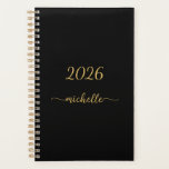 Minimaliste Or Noir Monogramme Nom Écriture Fémini<br><div class="desc">Agenda personnalisé minimaliste féminin élégant noir et or avec monogramme, nom, signature, écriture personnalisée pour 2023 ou toute autre année. Ce design présente votre prénom dans un joli style de lettrage manuscrit avec une typographie de signature à empattements (ou calligraphie) en or sur fond noir. Cadeau féminin élégant pour un...</div>