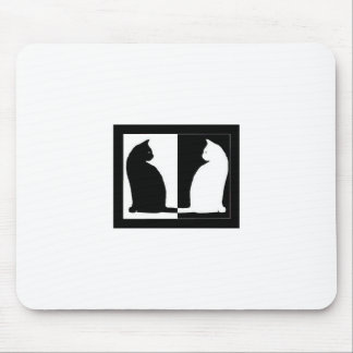 Minous sur un tapis de souris