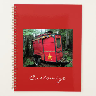 Minuscule caravane rouge tzigane customisée
