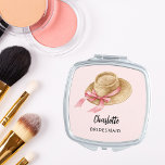 Miroir De Poche Bridesmaid rose strawhat<br><div class="desc">Un brin avec un ruban rose et un arc. Personnalisez et ajoutez le nom de votre servante. Script de style manuscrit noir.</div>
