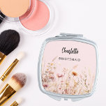 Miroir De Poche crème beige rose fleur sauvage<br><div class="desc">Un arrière - plan rose vif. Décoré de fleurs sauvages dans le beige,  le crème et le rose. Personnalisez et ajoutez le nom de votre servante. Script de style manuscrit noir.</div>