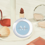 Miroir De Poche Épouse bleu clair Initiale et Nom<br><div class="desc">Un miroir compact et personnalisé pour votre femme de chambre ou femme d'honneur mariage qui a son nom et son initiale sur un arrière - plan de couleur bleu clair et tendance. Modifier pour remplacer l'initiale et le nom. Sélectionnez votre style de miroir compact.</div>