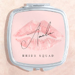 Miroir De Poche Femme d'honneur Vintage rose<br><div class="desc">Faites de votre proposition de demoiselle d'honneur une expérience inoubliable grâce à notre miroirs compacts Vintage Bridesmaid personnalisé. Ce chic et joli compact, orné d'un design vintage en rose doux, est le cadeau parfait pour votre équipe de mariée, ce qui en fait un gardien élégant pour les célébrations de bachelorette...</div>