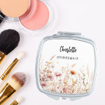 Miroir De Poche Fleur sauvage de Bridesmaid beige rose<br><div class="desc">Décoré de fleurs sauvages dans le beige,  le crème et le rose. Personnalisez et ajoutez le nom de votre servante. Script de style manuscrit noir.</div>