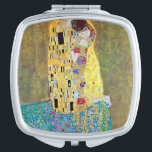 Miroir De Poche Le baiser de Gustav Klimt, Art Nouveau Vintage<br><div class="desc">Le Kiss (Der Kuss) (1907/08) de Gustav Klimt est probablement son oeuvre la plus célèbre. Klimt a commencé à y travailler en 1907 et c'est le point culminant de sa soi-disant "période d'or". The Kiss est une vintage peinture d'amour et d'amour de l'époque victorienne Symbolisme mettant en vedette un couple...</div>