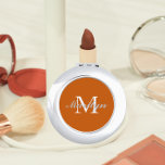 Miroir De Poche Mariage Stylisé Orange Brûlé Monogramme de la serv<br><div class="desc">Un miroir compact personnalisé pour votre femme de chambre mariage qui a son nom et son initiale stylisés sur un arrière - plan de couleur orange brûlé et tendance. Modifier pour remplacer l'initiale et le nom. Sélectionnez votre style de miroir compact.</div>