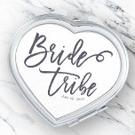 Miroir De Poche Mariée Tribe moderne et simple manuscrite<br><div class="desc">Composé de serif et de la typographie cursive joueuse. Le tout sur fond d'arrière - plan blanc. Ce design est simple,  moderne et amusant ! Il est conçu par White Paper Birch Co.,  exclusif pour Zazzle. Disponible ici : http://www.zazzle.com/store/whitepaperbirch</div>