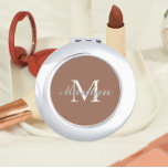 Miroir De Poche Mocha Stylisé Mariage Bridesmaid Monogramme<br><div class="desc">Un miroir compact personnalisé pour votre femme de chambre ou femme d'honneur mariage qui a son nom et son initiale stylisés sur un arrière - plan de couleur mocha tendance. Modifier pour remplacer l'initiale et le nom. Sélectionnez votre style de miroir compact. Disponible dans de nombreux modèles de couleurs mariages...</div>