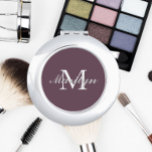Miroir De Poche Mongramme de la servante de Mariage Stylisé Eggpla<br><div class="desc">Un miroir compact et personnalisé pour votre femme de chambre ou femme d'honneur mariage qui a son nom et son initiale stylisés sur un arrière - plan de couleur aubergine tendance. Modifier pour remplacer l'initiale et le nom. Sélectionnez votre style de miroir compact.</div>