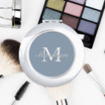 Miroir De Poche Monogramme de femme de Mariage Stylisé bleu Dusty<br><div class="desc">Un miroir compact et personnalisé pour votre femme de chambre ou femme d'honneur mariage qui a son nom et son initiale stylisés sur un arrière - plan bleu foncé et tendance. Modifier pour remplacer l'initiale et le nom. Sélectionnez votre style de miroir compact.</div>