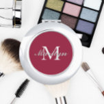 Miroir De Poche Monogramme de serveuse de vin rouge stylisé<br><div class="desc">Un miroir compact et personnalisé pour votre femme de chambre ou femme d'honneur mariage qui a son nom et son initiale stylisés sur un arrière - plan de couleur rouge vif et tendance. Modifier pour remplacer l'initiale et le nom. Sélectionnez votre style de miroir compact. Disponible dans de nombreux modèles...</div>