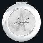 Miroir De Poche Monogramme et nom d'une servante d'État moderne pe<br><div class="desc">Monogramme et cadeaux de nom de Bridesmaid Ce design présente le nom de femme de pont personnalisée en gris moderne écriture script style de police et monogramme en gris clair gris moderne style de police sans serif moderne comme arrière - plan, avec des détails mariages en gris moderne style de...</div>