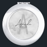 Miroir De Poche Monogramme et nom d'une servante d'État moderne pe<br><div class="desc">Monogramme et cadeaux de nom de Bridesmaid Ce design présente le nom de femme de pont personnalisée en gris moderne écriture script style de police et monogramme en gris clair gris moderne style de police sans serif moderne comme arrière - plan, avec des détails mariages en gris moderne style de...</div>