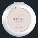 Miroir De Poche Monogramme rose Personnalisé Bridesmaid Don<br><div class="desc">Ce mignon miroir cadeau de demoiselle d'honneur personnalisée comprend le nom de la demoiselle d'honneur personnalisée, le monogramme de calligraphie de couleur rose pâle, le nom de la mariée et du marié (ou tout texte personnalisé), et la date du mariage. Vous pouvez changer facilement les couleurs de l'arrière - plan...</div>