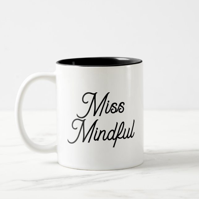 Miss Mindful Minimalist Typographie Café Mug (Gauche)