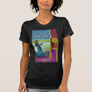 Miss Sarah James prend le T-shirt Aim