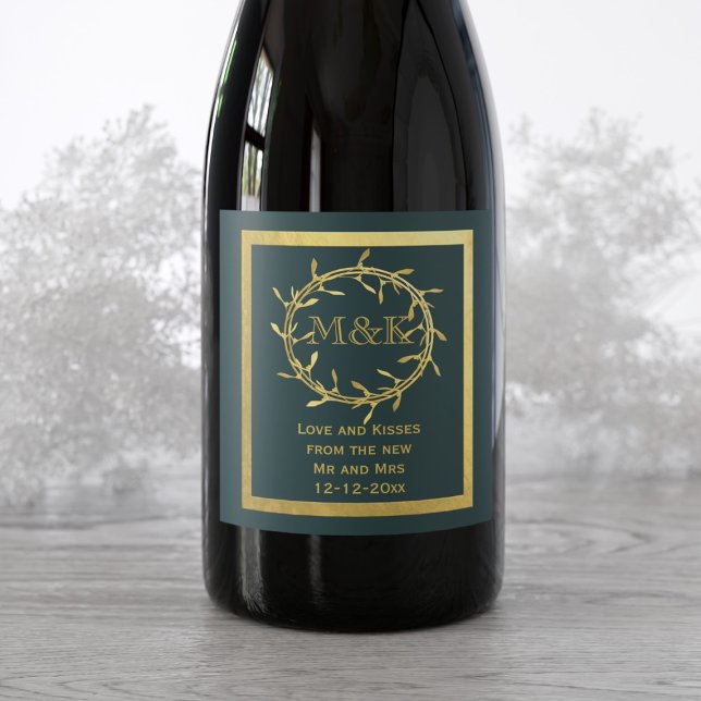 Mistletoe d'or Monogramme Vin vert Étiquette (Add your initials and short message to this green and gold mistletoe wreath wine label)
