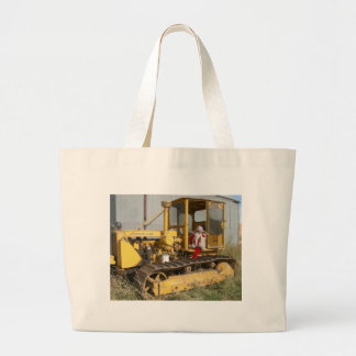 Mme Ella vérifie l'équipement agricole Grand Sac f