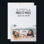 Mme et Mme mariage de Noël faire-part<br><div class="desc">Mme et Mme carte photo mariage de Noël. Annoncez vos bonnes nouvelles dans le style de cette saison de vacances avec ce faire-part mariage et Noël / carte photo de vacances. Modifiez la couleur de l'arrière - plan pour qu'elle soit adaptée à votre photo. Partie d'une collection.</div>