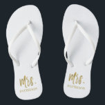 Mme. Le nom des tongs avec de l'huile d'or<br><div class="desc">Mme Last Name Flip Flops with Gold Foil Typography. Les tongs peuvent être jumelés avec M. Silver Flip Flops.</div>