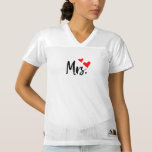 Mme T-Shirt aux Coeurs Rouges - Cadeau Romantique<br><div class="desc">Montrez votre statut "Mme" avec style avec cet adorable t-shirt avec un script noir audacieux et deux coeurs rouges. Que vous soyez marié(e), marié(e) ou fièrement pris(e), ce tee ajoute du charme à toute tenue. Idéal pour l'usure décontractée, les voyages en lune de miel, les douches nuptiales, ou comme un...</div>