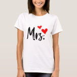 Mme T-Shirt - Mignonne cadeau de femme avec le coe<br><div class="desc">Montrez votre statut "Mme" avec style avec cet adorable t-shirt avec un script noir audacieux et deux coeurs rouges. Que vous soyez marié(e), marié(e) ou fièrement pris(e), ce tee ajoute du charme à toute tenue. Idéal pour l'usure décontractée, les voyages en lune de miel, les douches nuptiales, ou comme un...</div>