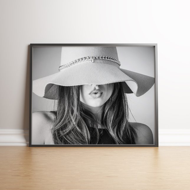 Modèle de mode noir et blanc avec affiche Casquett (Black and White Fashion Model with Hat Poster in black frame.)