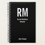 Modèle de texte de Monogramme noir et blanc d'entr<br><div class="desc">Ce planificateur noir a de grandes lettres blanches pour un monogramme personnalisé en haut. Sous le monogramme, il y a deux lignes de texte d'affichage que vous pouvez remplacer par le nom et le titre appropriés. En bas, le texte d'affichage blanc indique 2025 Planner, mais vous pouvez modifier le texte...</div>