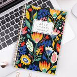 Modèle floral coloré Gras Personnalisé 2025<br><div class="desc">Personnalisez ce planificateur avec votre nom en italique noir encadré par un rectangle blanc,  sur un motif floral audacieux et coloré sur un arrière - plan noir.</div>