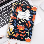 Modèle Floral Orange joyeux Personnalisé 2025<br><div class="desc">Personnalisez ce planificateur avec votre nom en italique noir encadré par un rectangle blanc,  sur un arrière - plan noir,  un motif audacieux et gai de fleurs orange et blanches.</div>