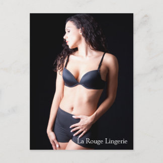 Modèle sexy féminin avec carte postale Lingerie no