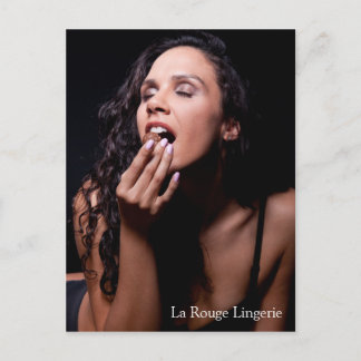 Modèle sexy féminin avec carte postale Lingerie no