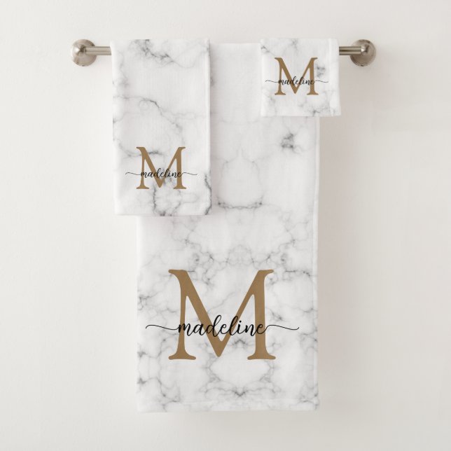 Modern Marble Gold Girly Script Monogram (En situation)
