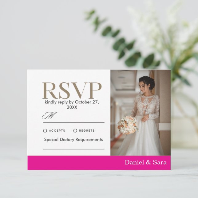 Modern Minimalist Wedding RSVP Card with Photo (Debout devant)