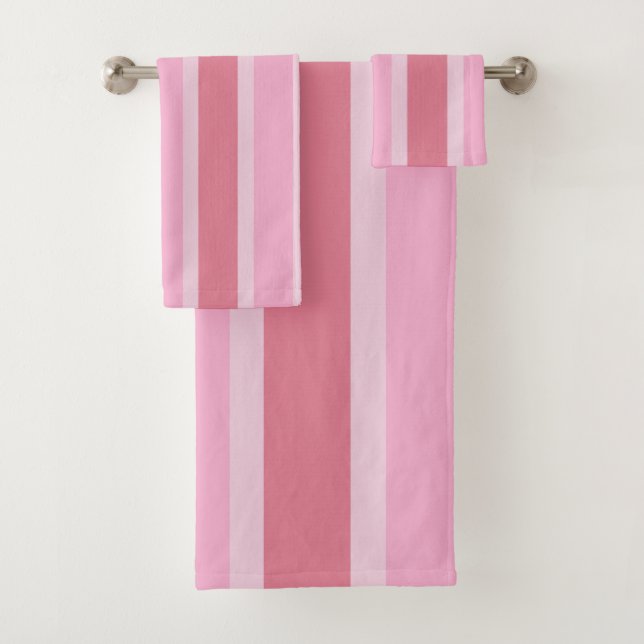 Modern striped bath towel set in dark light pink (En situation)