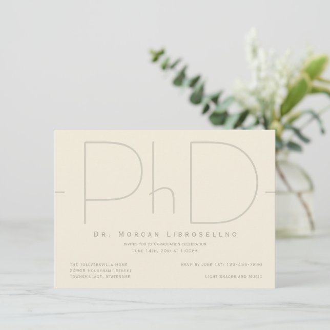 Moderne Beige Doctorat Invitation (Debout devant)