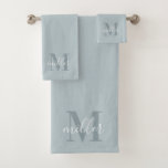 Moderne Bleu Personnalisé Nom de famille Monogramm<br><div class="desc">Ensemble de serviettes de bain personnalisées avec personnalisation calligraphie à main nom de famille monogramme.</div>