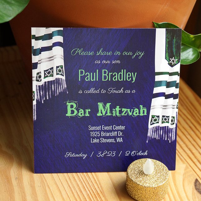 Moderne bleu, vert Tallit Bar Mitzvah Invitation (Royal blue and green bar mitzvah card with tallit prayer shawls)