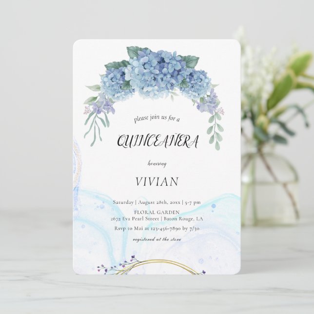 Moderne bleu violet Floral Quinceanera Invitation (Debout devant)
