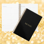 Moderne Elégant tendance Black Gold hebdomadaire e<br><div class="desc">Personnalisé, personnalisé, moderne, tendance, chic, classe noir et gris à damiers motif, élégant faux or typographie / nom de script, hebdomadaire & mensuel panner avec une feuille d'autocollants amusants et colorés repositionnables à l'arrière. Entrez simplement votre nom, pour customiser. Planifiez vos journées en style avec ce planificateur personnalisable. Avec ses...</div>