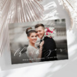 moderne élégante lettrage mariage merci<br><div class="desc">Un carte photo mariage moderne avec une magnifique photo et un élégant script blanc. Ajoutez un message de remerciement personnel et vous pouvez télécharger votre propre photo de mariage.</div>