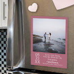 Moderne Enregistrer la date Photo Dusty Rose Magne<br><div class="desc">Cette carte magnétique est une excellente façon de faire savoir à vos amis et à votre famille de sauvegarder la date pour votre prochain mariage. Il présente un design simple, moderne, artistique et minimaliste avec une photo carré sur un rose ou un arrière - plan couleur rose mauve et blanc....</div>